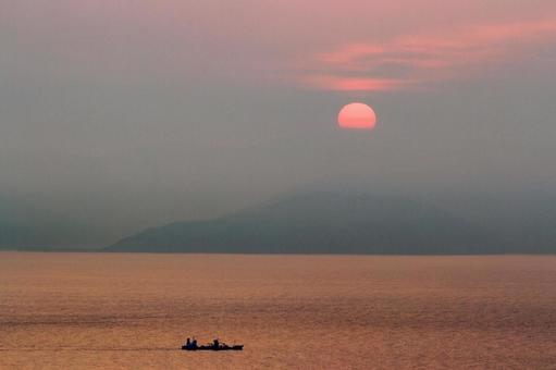 駿河湾と漁船と幻想的な朝日 駿河湾,海,朝日の写真素材