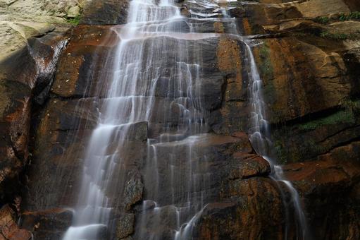 崖を流れる川の水 崖を流れる川の水の写真