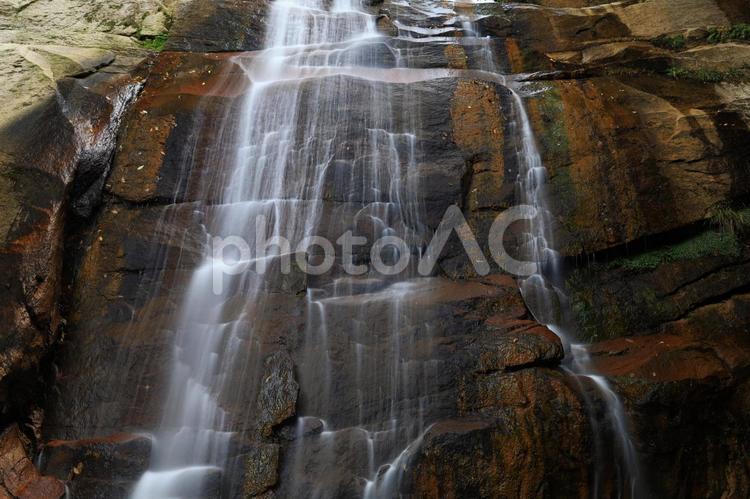 崖を流れる川の水 マイナスイオン,水流,自然の写真素材