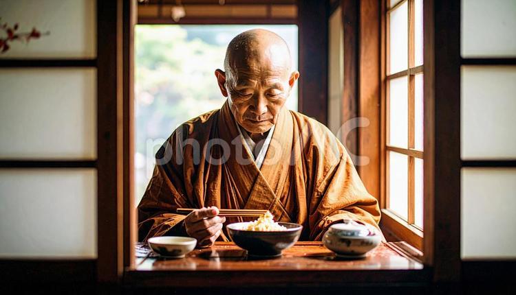 精進料理を食べる老いた僧侶 ゴマ,僧侶,ごますりの写真素材