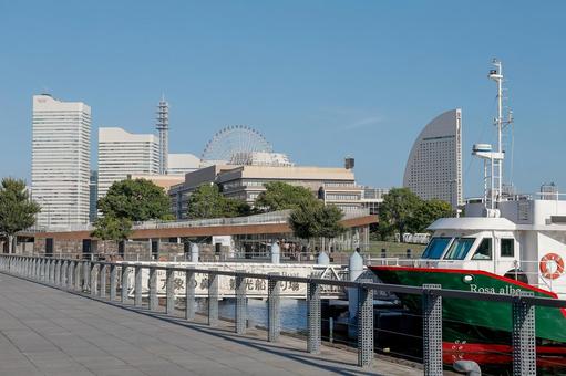 横浜港の遊歩道 横浜港の遊歩道 横浜港,遊歩道,観光船の写真素材