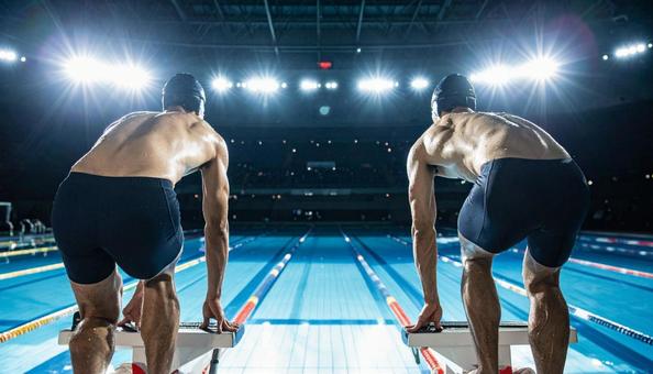ライバル スタートに着く水泳選手達 ライバル スタートに着く水泳選手達の写真