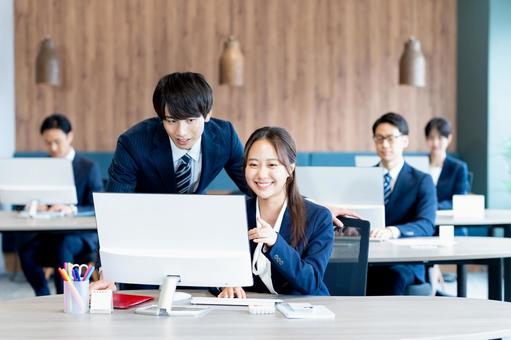 オフィスで働くビジネスパーソン オフィスで働くビジネスパーソン オフィス,笑顔,ビジネスウーマンの写真素材