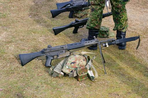 自衛隊員の足元に置かれた89式小銃 自衛隊員の足元に置かれた89式小銃 自衛隊,陸上自衛隊,ミリタリーの写真素材