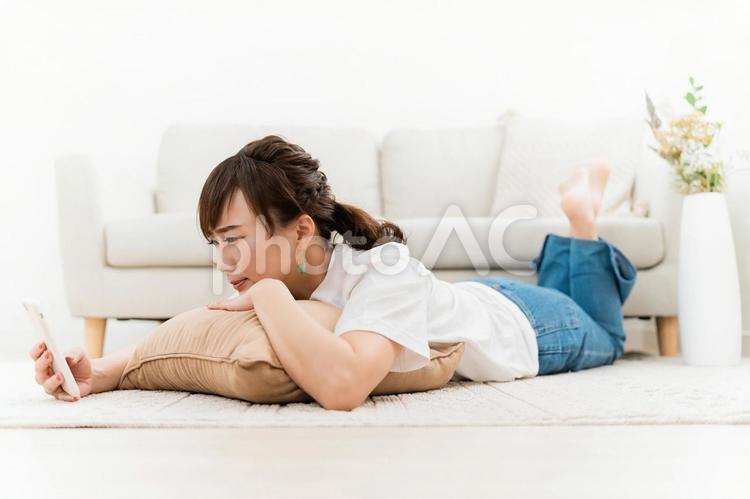 スマホで嫌なものを見たアジア人女性 誹謗中傷,既読スルー,snsの写真素材