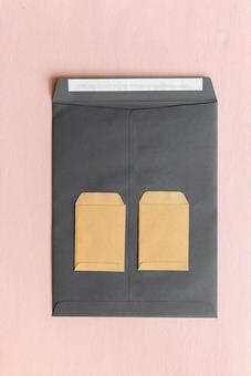 黒い角形封筒と2枚のクラフト封筒(ピンク背景) 黒い角形封筒と2枚のクラフト封筒(ピンク背景) モックアップ,物撮り,封筒の写真素材