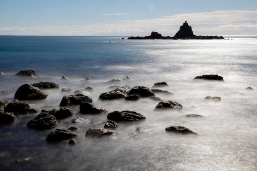 日本海の幻想的な岩礁 日本海の幻想的な岩礁 波,岩礁,岩の写真素材
