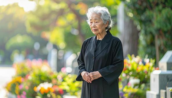 お葬式・葬儀に来た高齢者女性 お葬式・葬儀に来た高齢者女性の写真