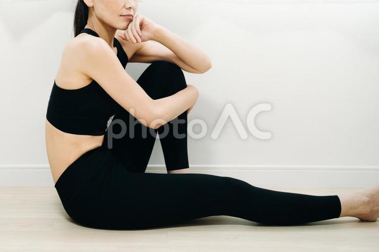 スポーツウェアを着た女性（横顔） 美脚,脚,長い脚の写真素材
