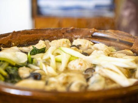 湯気立つ冬のごちそう・牡蠣の土手鍋 土手鍋,牡蠣,鍋料理の写真素材