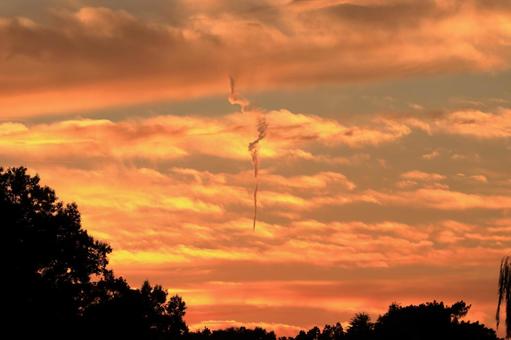 夕景（漏斗雲） 夕景,雲,漏斗雲の写真素材