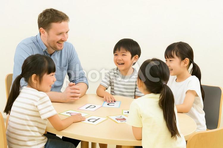 フォニックスを学ぶ子供たち 未就学児,早期学習,英語学習の写真素材