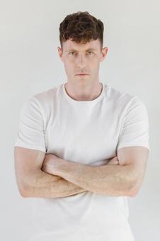 腕組みをしている男性（白背景） 男性,外国人,欧米人の写真素材