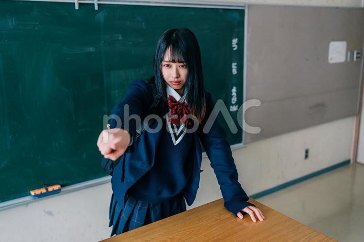 教室で怒りながら指をさす女子高校生 女子高校生,高校生,学生の写真素材