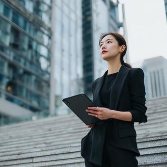 希望に満ちた眼差しで上を見上げる女性 希望に満ちた眼差しで上を見上げる女性の写真