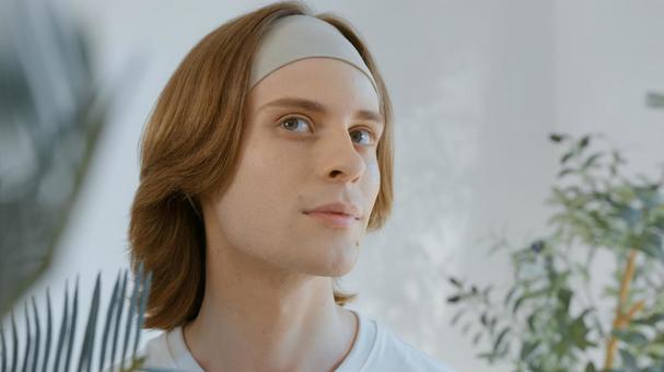 ヘアバンドをした横顔を見せる男性 男性,外国人,欧米人の写真素材