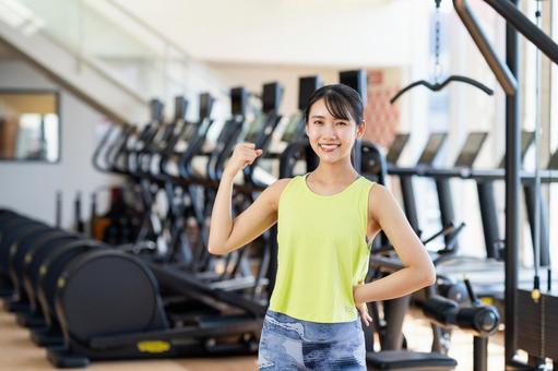 ジムでトレーニングする若い女性 ジム,フィットネス,トレーニングの写真素材