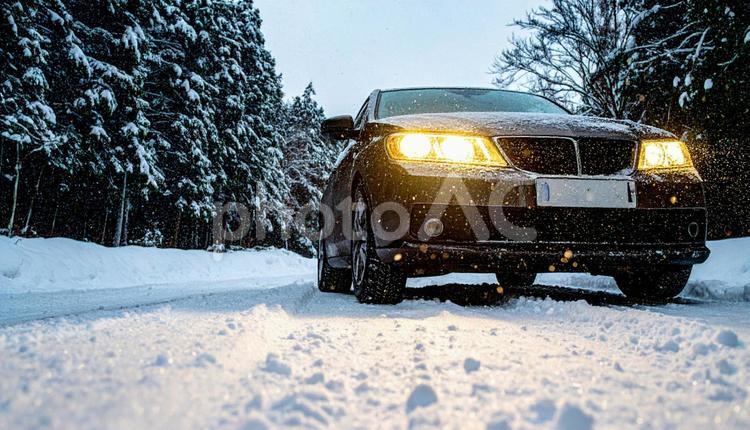 大雪が降った翌日の雪が積もった道を走る車 豪雪,自動車,道の写真素材