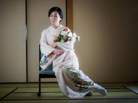 33:花と着物の女性 33:花と着物の女性 着物,花,花束の写真素材