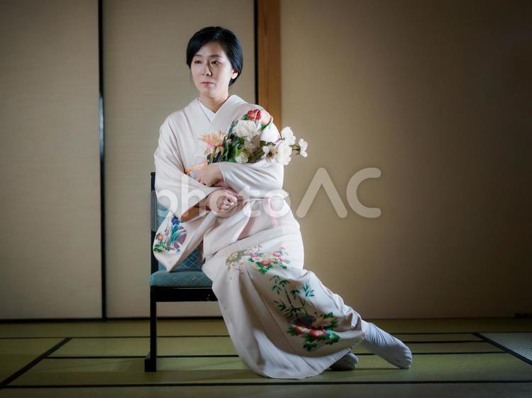33：花と着物の女性 着物,花,花束の写真素材