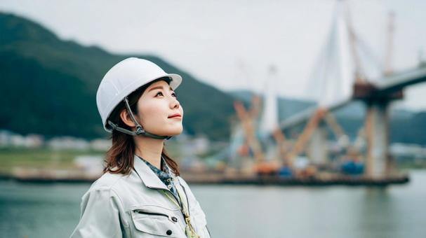 橋建設を見守る女性 橋建設を見守る女性の写真
