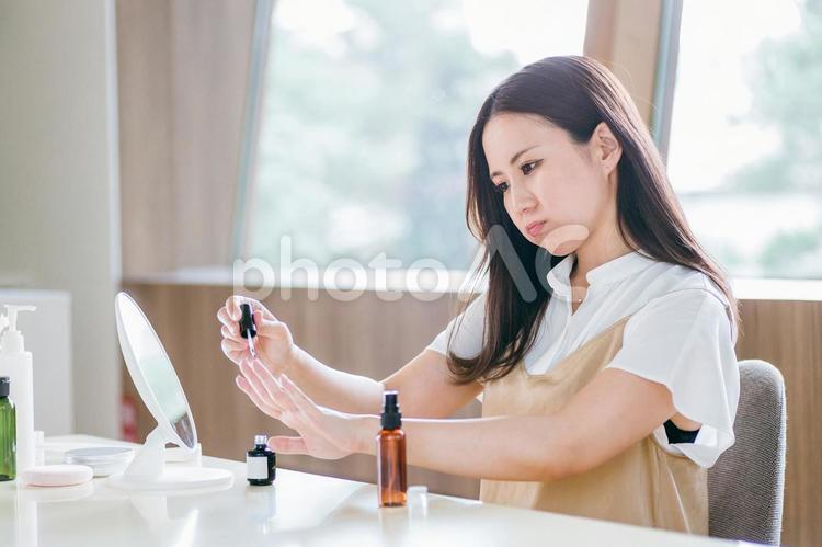 家でセルフネイルをする女性（困る） ネイル,セルフネイル,ネイルケアの写真素材