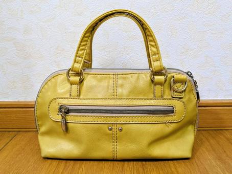 中古の黄色いバッグ 中古の黄色いバッグの写真