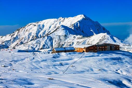 冠雪の北アルプスの立山の室堂 冠雪,冬山,雪山の写真素材