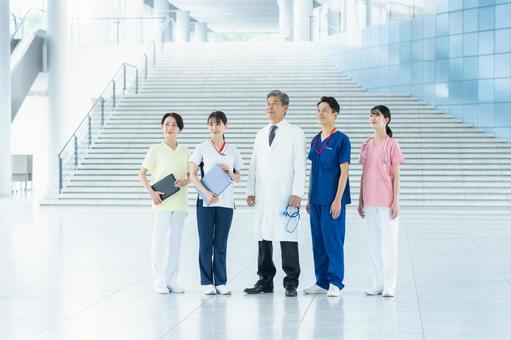 病院で働く医療スタッフ 医療スタッフ,笑顔,病院の写真素材