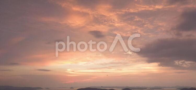 黒い雲が覆ってきた夕焼け空 瀬戸内,海,夕陽の写真素材
