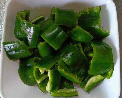 ピーマンの下ごしらえ（カット） ピーマン,野菜,緑の写真素材