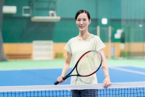 スポーツジムでテニスをする若い女性 テニス,テニススクール,スポーツジムの写真素材