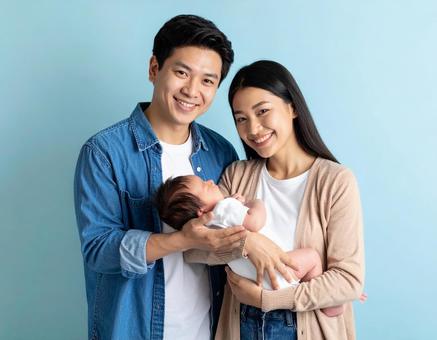 赤ちゃんを抱く幸せそうな夫婦 赤ちゃんを抱く幸せそうな夫婦の写真