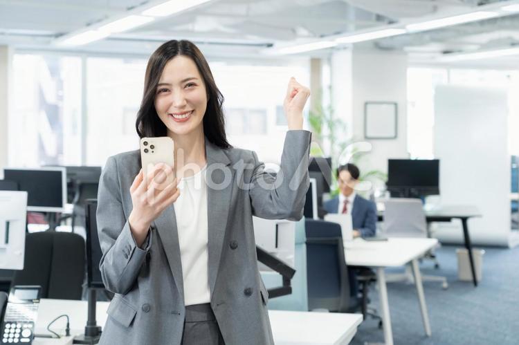 オフィスで仕事をする若いビジネスウーマン ビジネス,女性,ビジネスウーマンの写真素材