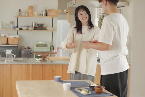 食事のを用意するカップル 食卓,食事,ごはんの写真素材