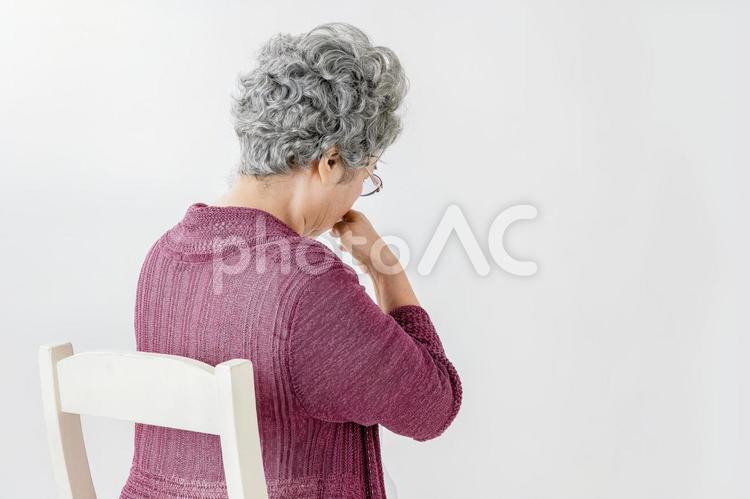 鼻がおかしい高齢者の後ろ姿 高齢者,鼻炎,鼻血の写真素材