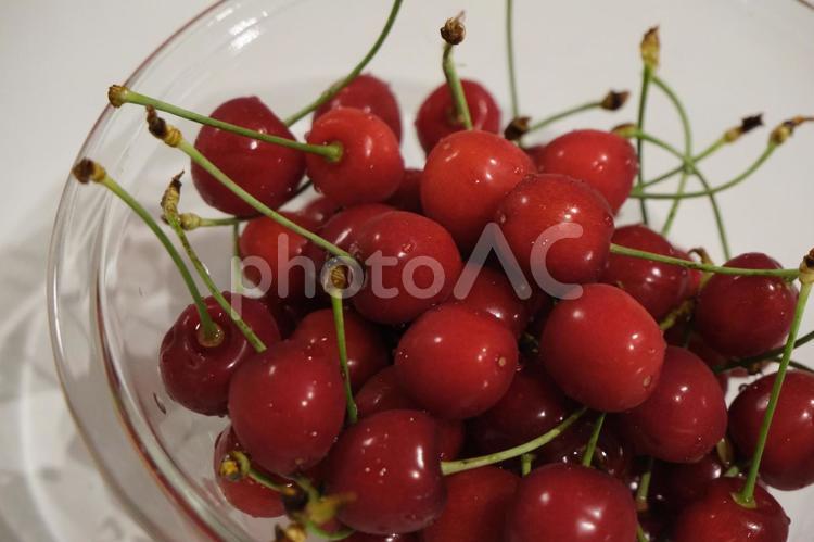 さくらんぼと透明なお皿 さくらんぼ,食べ物,果物の写真素材