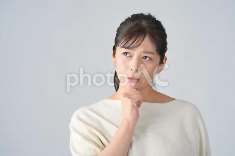 顎の下に手を置いて考える女性 女性,主婦,顎の写真素材