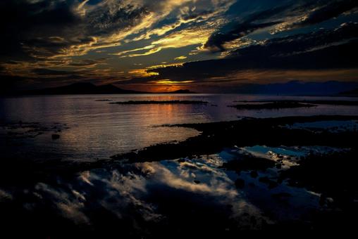 <五島の風景>夜明けの海のリフレクション <五島の風景>夜明けの海のリフレクション 海,海岸,夜明けの写真素材