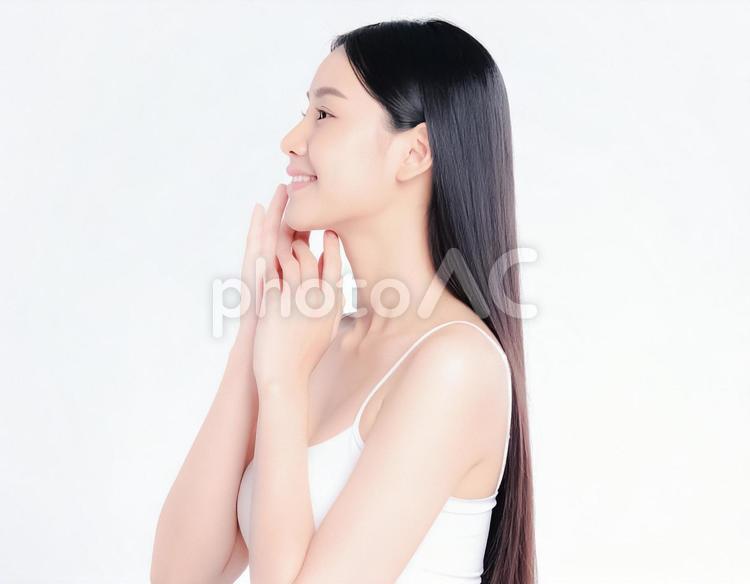 笑顔でスキンケアする横向きの女性 女性,スキンケア,美容の写真素材