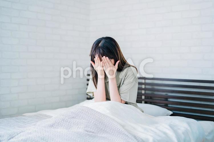 思い悩むミドル世代の女性 うつ病,不眠症,悩むの写真素材