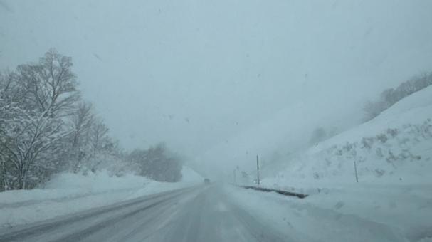 雪道の運転 雪,雪道,ドライブの写真素材