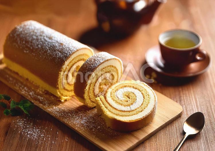 ふわふわクリームの断面が美しいロール ロールケーキ,クリーム,スポンジの写真素材