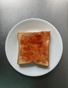 焼いた食パンにいちごジャム 焼いた食パンにいちごジャム トースト,食パン,焼き色の写真素材