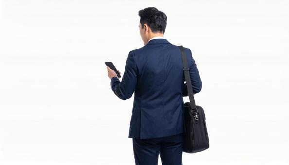 スマホを持つビジネスマン後ろ姿(白背景) スマホを持つビジネスマン後ろ姿(白背景)の写真