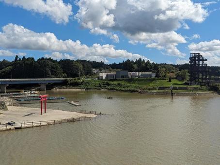 市原湖畔美術館の藤原式揚水機と鳥居 市原湖畔美術館の藤原式揚水機と鳥居 市原湖畔美術館,藤原式揚水機,オブジェの写真素材
