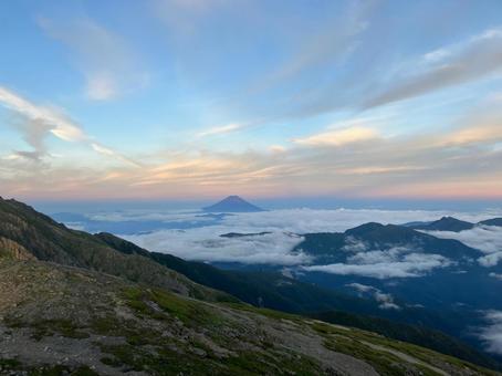 日が暮れた富士山と雲海 日が暮れた富士山と雲海 富士山,雲海,夕日の写真素材
