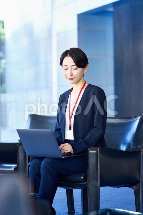 パソコンで仕事する女性　オフィス　 ノートパソコン,打ち合わせ,女性の写真素材