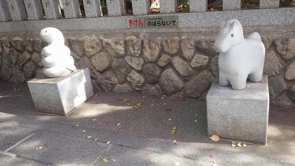 保久良神社の十二支の石像　ヘビからウマへ 午,馬,ウマの写真素材