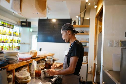 カウンターで仕込みをする料理人 カウンターで仕込みをする料理人 料理人,カフェ,キッチンの写真素材